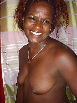 black african milf shows her nice tits