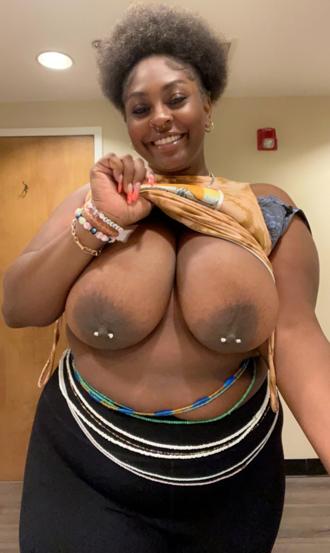 busty Negroid girls easy nude pics